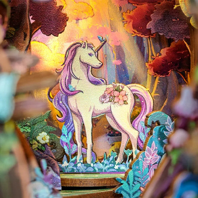 Book Nook - The Grace of The Forest, un kit créatif pour construire un diorama miniature. Parfait pour décorer une bibliothèque ou comme cadeau original pour un amoureux des livres. Par Nookette.