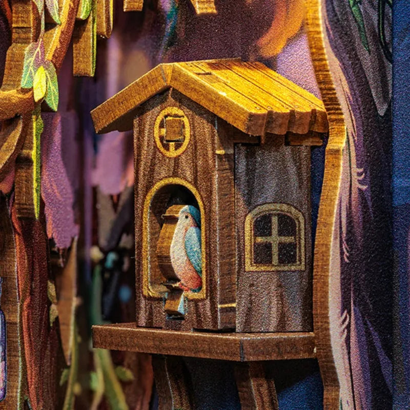 Book Nook - The Grace of The Forest, un kit créatif pour construire un diorama miniature. Parfait pour décorer une bibliothèque ou comme cadeau original pour un amoureux des livres. Par Nookette.