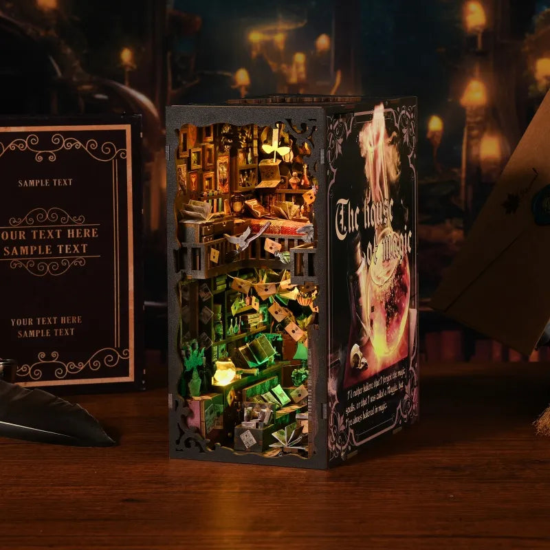 Book Nook - The House Of Magic, un kit créatif pour construire un diorama miniature. Parfait pour décorer une bibliothèque ou comme cadeau original pour un amoureux des livres. Par Nookette.