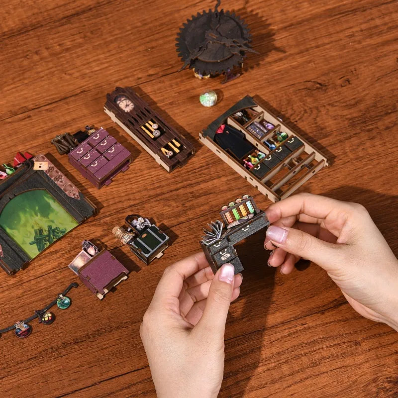 Book Nook - The House Of Magic, un kit créatif pour construire un diorama miniature. Parfait pour décorer une bibliothèque ou comme cadeau original pour un amoureux des livres. Par Nookette.