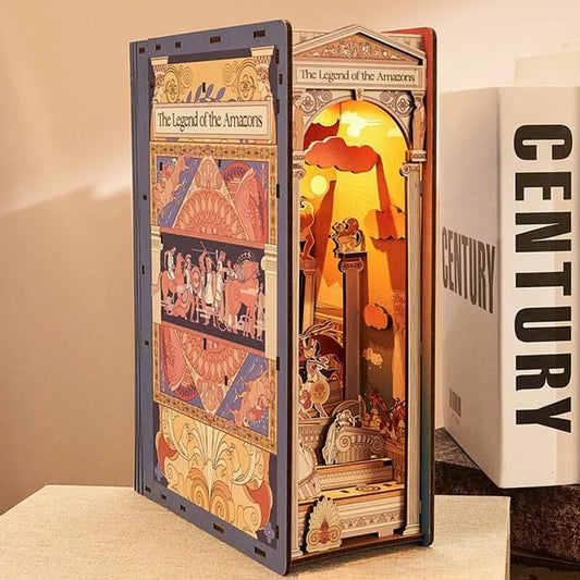 Booknook - The Legend of the Amazons, un kit créatif pour construire un diorama miniature. Parfait pour décorer une bibliothèque ou comme cadeau original pour un amoureux des livres. Par Nookette.
