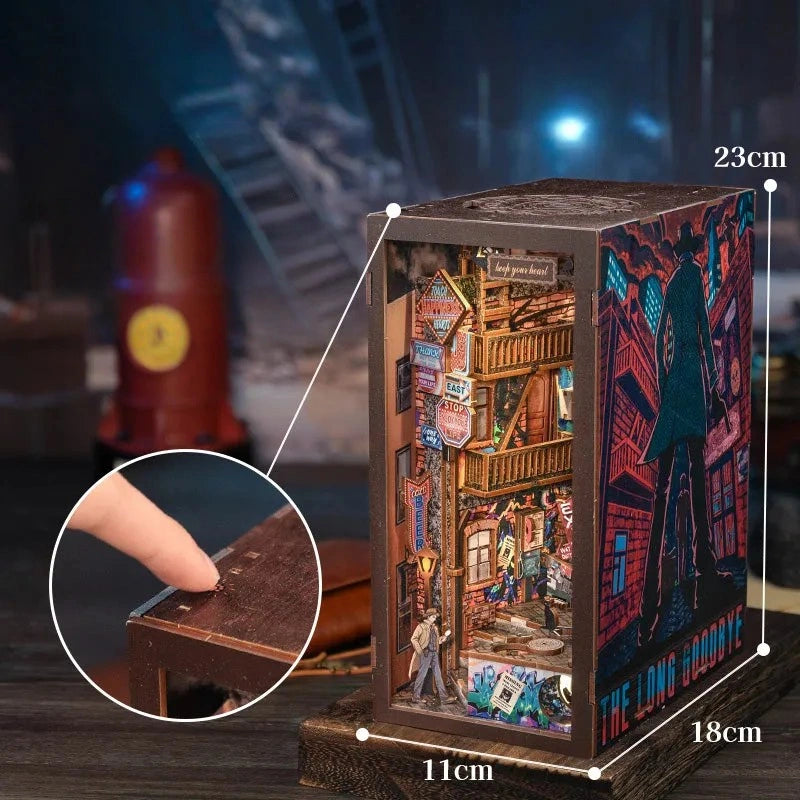 Book Nook - The Long Goodbye, un kit créatif pour construire un diorama miniature. Parfait pour décorer une bibliothèque ou comme cadeau original pour un amoureux des livres. Par Nookette.