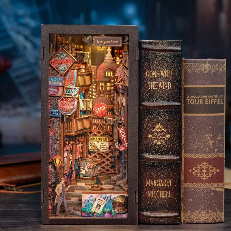 Book Nook - The Long Goodbye, un kit créatif pour construire un diorama miniature. Parfait pour décorer une bibliothèque ou comme cadeau original pour un amoureux des livres. Par Nookette.