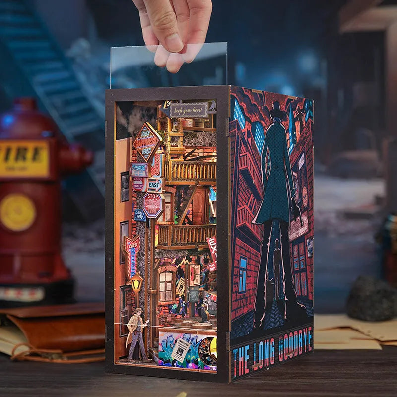Book Nook - The Long Goodbye, un kit créatif pour construire un diorama miniature. Parfait pour décorer une bibliothèque ou comme cadeau original pour un amoureux des livres. Par Nookette.