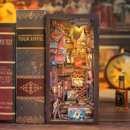 Book Nook - The Long Goodbye, un kit créatif pour construire un diorama miniature. Parfait pour décorer une bibliothèque ou comme cadeau original pour un amoureux des livres. Par Nookette.