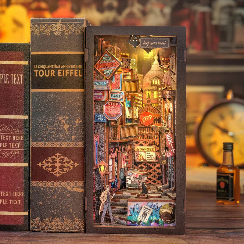 Book Nook - The Long Goodbye, un kit créatif pour construire un diorama miniature. Parfait pour décorer une bibliothèque ou comme cadeau original pour un amoureux des livres. Par Nookette.
