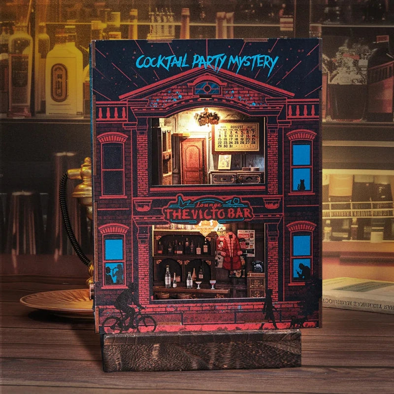 Book Nook - The Long Goodbye, un kit créatif pour construire un diorama miniature. Parfait pour décorer une bibliothèque ou comme cadeau original pour un amoureux des livres. Par Nookette.