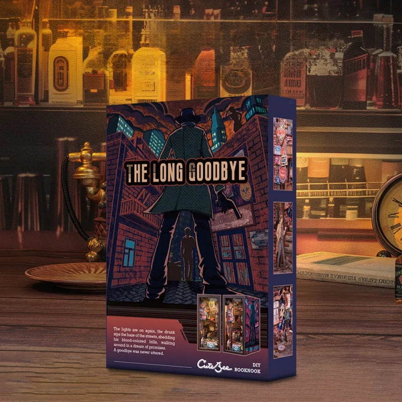 Book Nook - The Long Goodbye, un kit créatif pour construire un diorama miniature. Parfait pour décorer une bibliothèque ou comme cadeau original pour un amoureux des livres. Par Nookette.