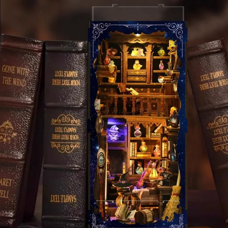 Book Nook - The Magic Study, un kit créatif pour construire un diorama miniature. Parfait pour décorer une bibliothèque ou comme cadeau original pour un amoureux des livres. Par Nookette.