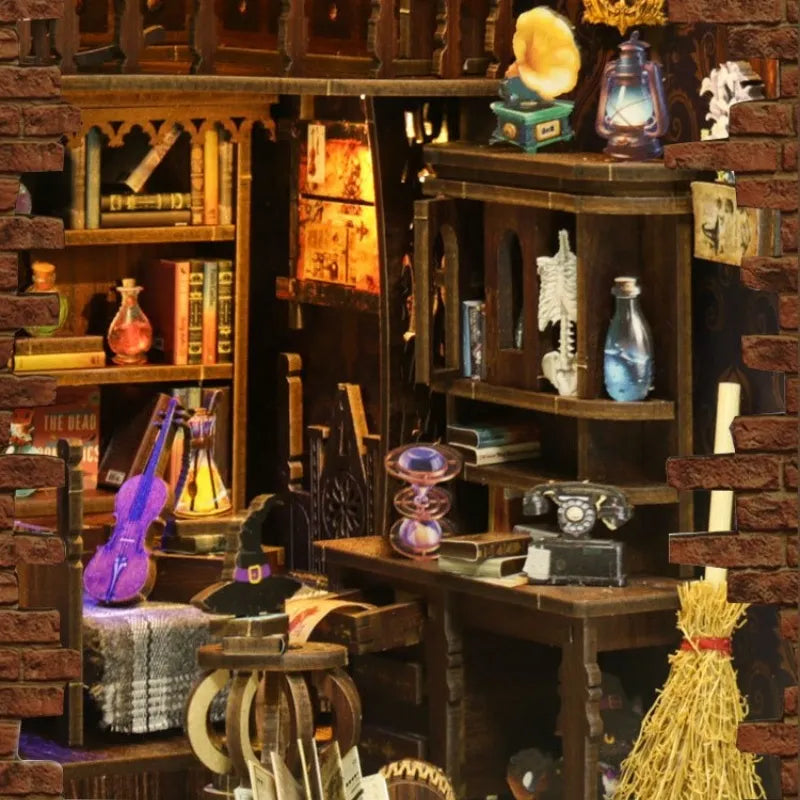 Book Nook - The Magic Study, un kit créatif pour construire un diorama miniature. Parfait pour décorer une bibliothèque ou comme cadeau original pour un amoureux des livres. Par Nookette.