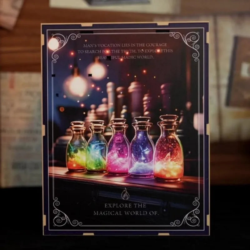 Book Nook - The Magic Study, un kit créatif pour construire un diorama miniature. Parfait pour décorer une bibliothèque ou comme cadeau original pour un amoureux des livres. Par Nookette.