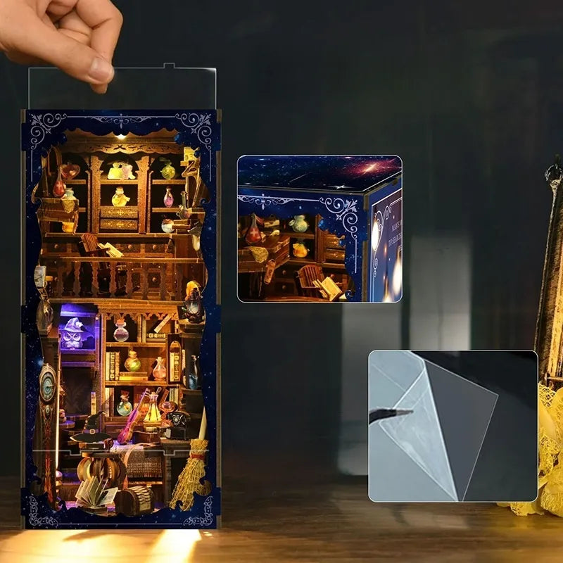 Book Nook - The Magic Study, un kit créatif pour construire un diorama miniature. Parfait pour décorer une bibliothèque ou comme cadeau original pour un amoureux des livres. Par Nookette.