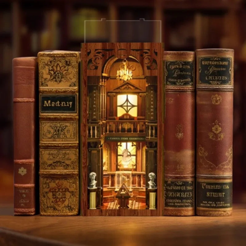 Book Nook - The Philosophical Library, un kit créatif pour construire un diorama miniature. Parfait pour décorer une bibliothèque ou comme cadeau original pour un amoureux des livres. Par Nookette.