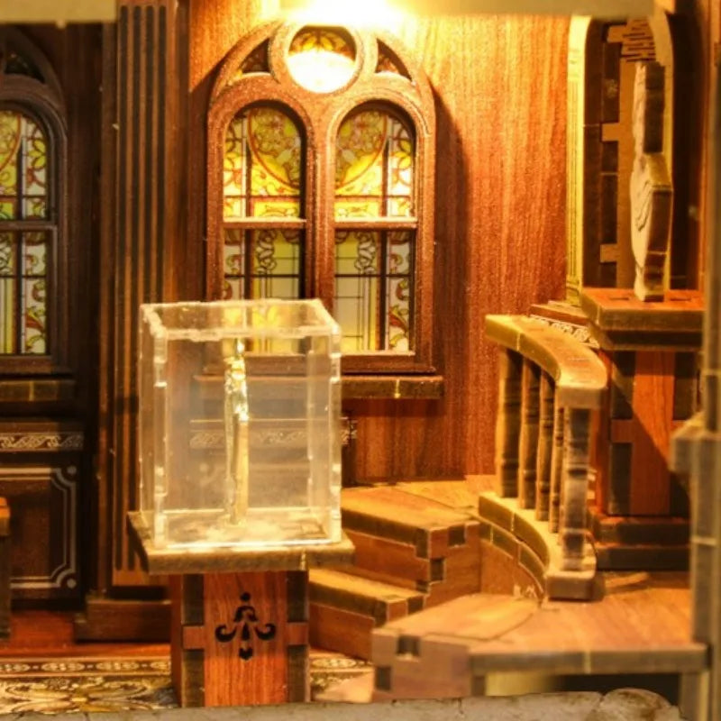 Book Nook - The Philosophical Library, un kit créatif pour construire un diorama miniature. Parfait pour décorer une bibliothèque ou comme cadeau original pour un amoureux des livres. Par Nookette.