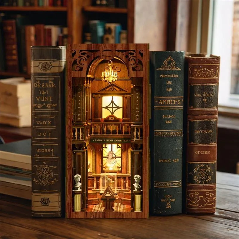 Book Nook - The Philosophical Library, un kit créatif pour construire un diorama miniature. Parfait pour décorer une bibliothèque ou comme cadeau original pour un amoureux des livres. Par Nookette.