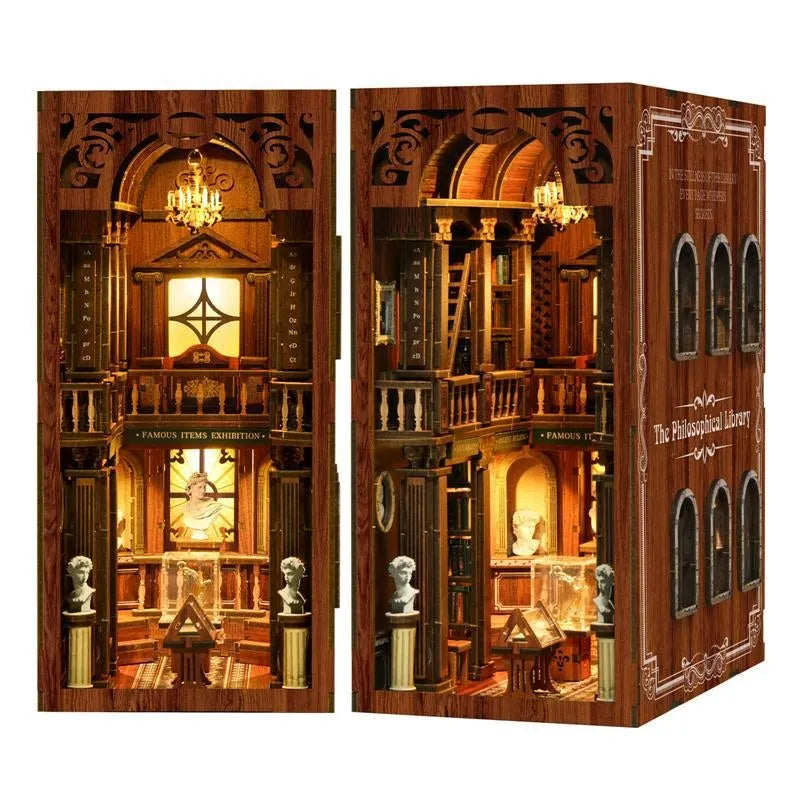 Book Nook - The Philosophical Library, un kit créatif pour construire un diorama miniature. Parfait pour décorer une bibliothèque ou comme cadeau original pour un amoureux des livres. Par Nookette.