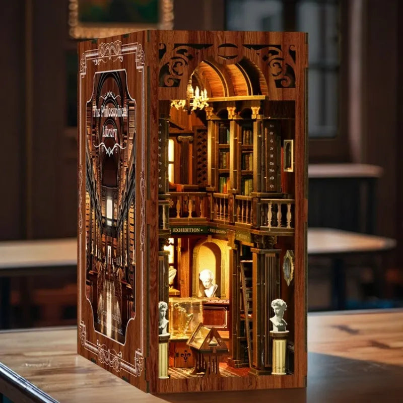 Book Nook - The Philosophical Library, un kit créatif pour construire un diorama miniature. Parfait pour décorer une bibliothèque ou comme cadeau original pour un amoureux des livres. Par Nookette.