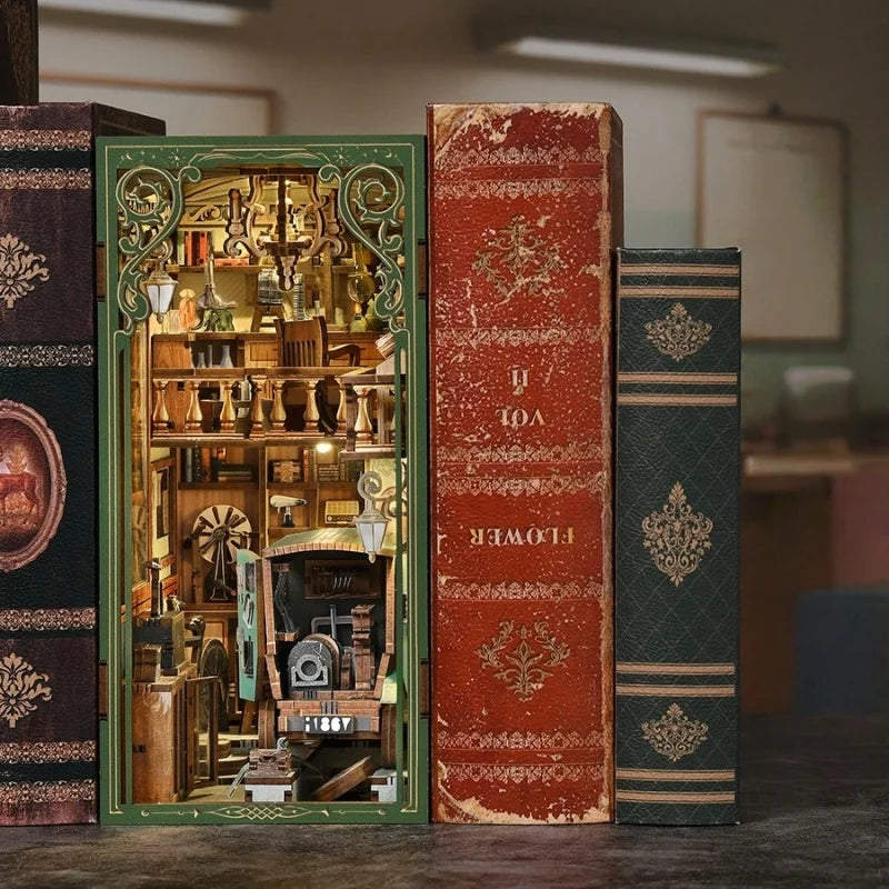 Book Nook - The Radium Lady, un kit créatif pour construire un diorama miniature. Parfait pour décorer une bibliothèque ou comme cadeau original pour un amoureux des livres. Par Nookette.