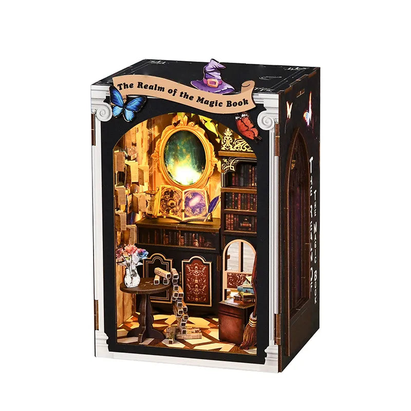 Book Nook - The Realm Of The Magic Book, un kit créatif pour construire un diorama miniature. Parfait pour décorer une bibliothèque ou comme cadeau original pour un amoureux des livres. Par Nookette.