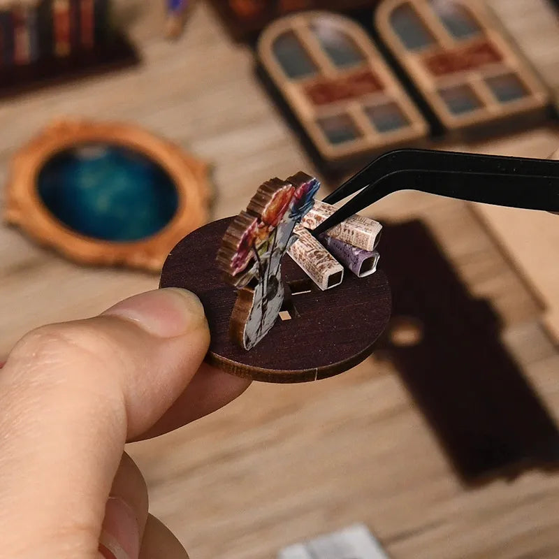 Book Nook - The Realm Of The Magic Book, un kit créatif pour construire un diorama miniature. Parfait pour décorer une bibliothèque ou comme cadeau original pour un amoureux des livres. Par Nookette.