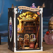 Book Nook - The Realm Of The Magic Book, un kit créatif pour construire un diorama miniature. Parfait pour décorer une bibliothèque ou comme cadeau original pour un amoureux des livres. Par Nookette.