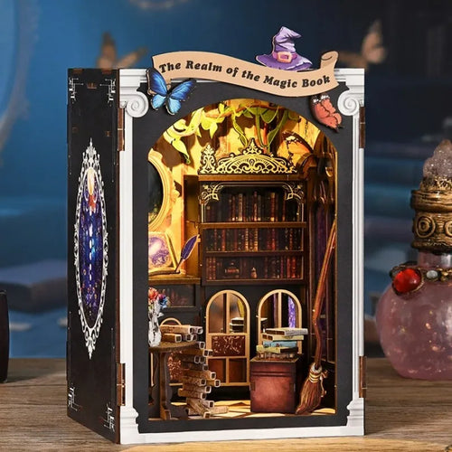 Book Nook - The Realm Of The Magic Book, un kit créatif pour construire un diorama miniature. Parfait pour décorer une bibliothèque ou comme cadeau original pour un amoureux des livres. Par Nookette.