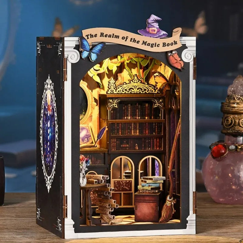 Book Nook - The Realm Of The Magic Book, un kit créatif pour construire un diorama miniature. Parfait pour décorer une bibliothèque ou comme cadeau original pour un amoureux des livres. Par Nookette.