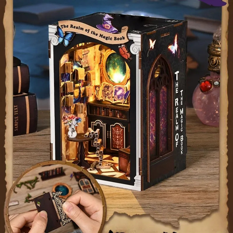 Book Nook - The Realm Of The Magic Book, un kit créatif pour construire un diorama miniature. Parfait pour décorer une bibliothèque ou comme cadeau original pour un amoureux des livres. Par Nookette.