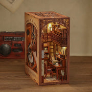 Booknook - The Secret Rhythm, un kit créatif pour construire un diorama miniature. Parfait pour décorer une bibliothèque ou comme cadeau original pour un amoureux des livres. Par Nookette.