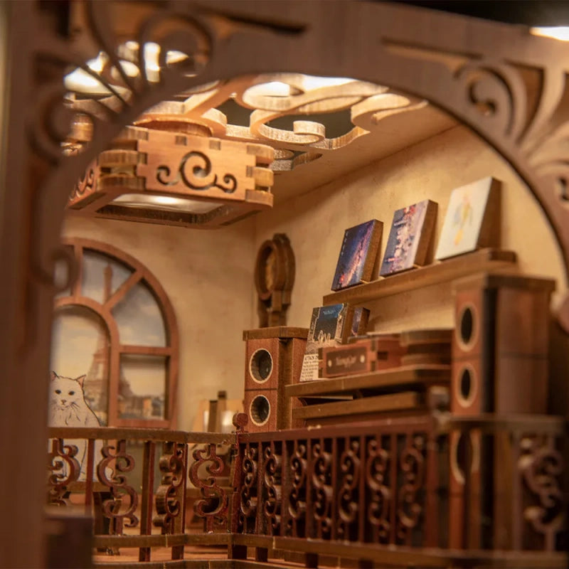 Booknook - The Secret Rhythm, un kit créatif pour construire un diorama miniature. Parfait pour décorer une bibliothèque ou comme cadeau original pour un amoureux des livres. Par Nookette.