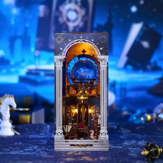 Book Nook - The Secret Scroll of the Galaxy, un kit créatif pour construire un diorama miniature. Parfait pour décorer une bibliothèque ou comme cadeau original pour un amoureux des livres. Par Nookette.
