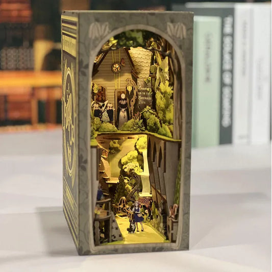 Booknook - The Wizard of Oz, un kit créatif pour construire un diorama miniature. Parfait pour décorer une bibliothèque ou comme cadeau original pour un amoureux des livres. Par Nookette.