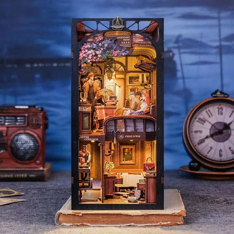 Booknook | Train Mystery Case, un kit créatif pour construire un diorama miniature. Parfait pour décorer une bibliothèque ou comme cadeau original pour un amoureux des livres. Par Nookette.