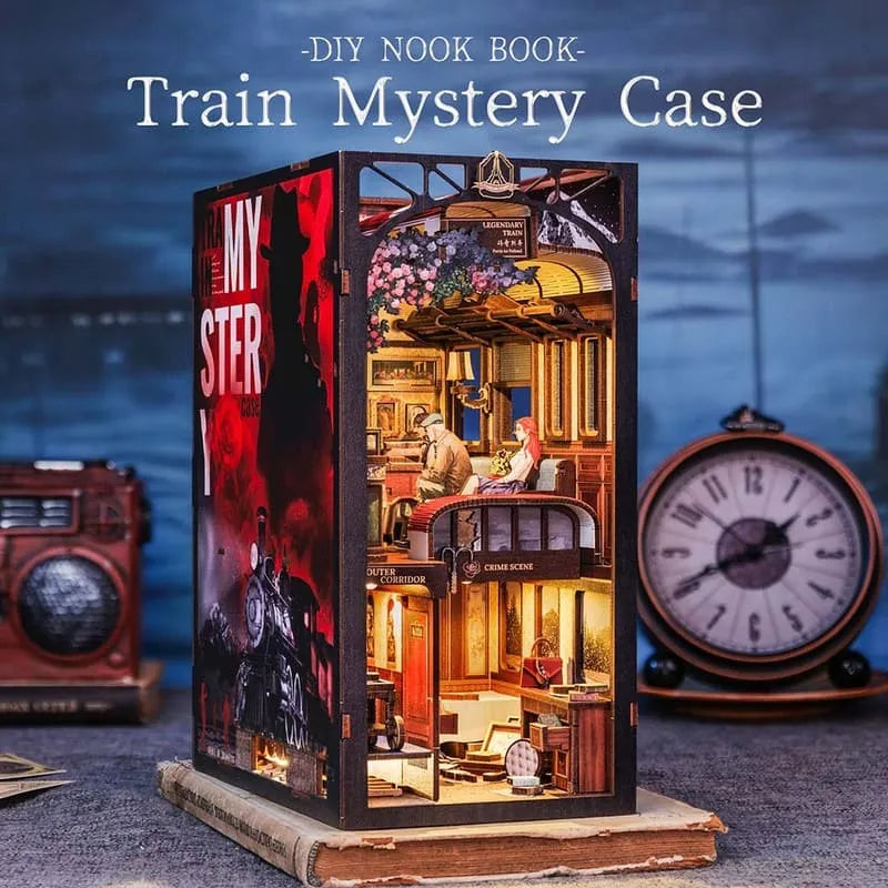 Booknook | Train Mystery Case, un kit créatif pour construire un diorama miniature. Parfait pour décorer une bibliothèque ou comme cadeau original pour un amoureux des livres. Par Nookette.