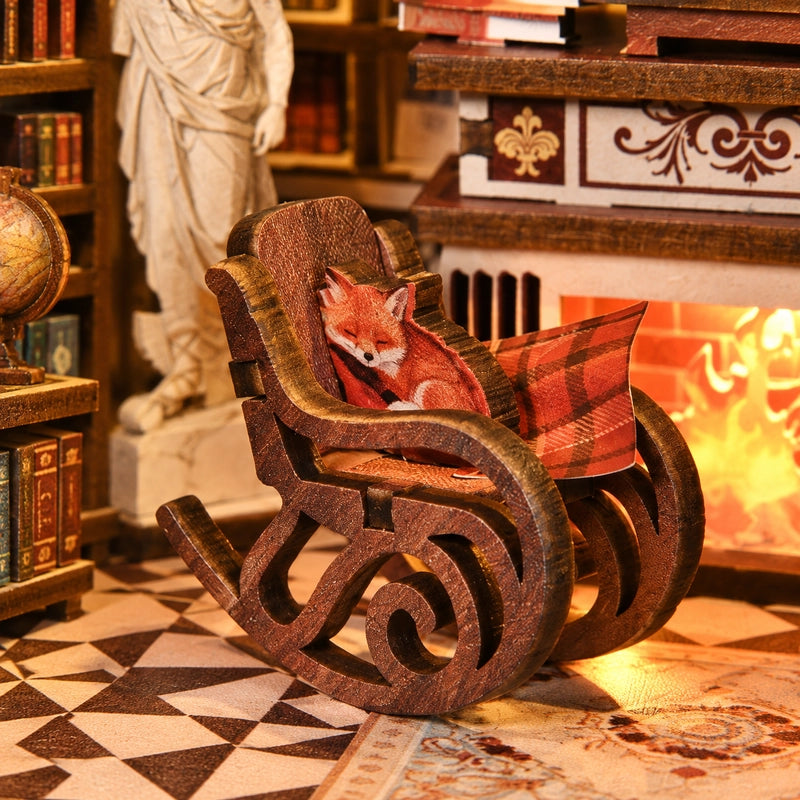 Un renard s’est blotti dans le fauteuil à bascule, près du décor de cheminée. Sa présence transforme l’étage en un refuge de lecture plein de douceur.