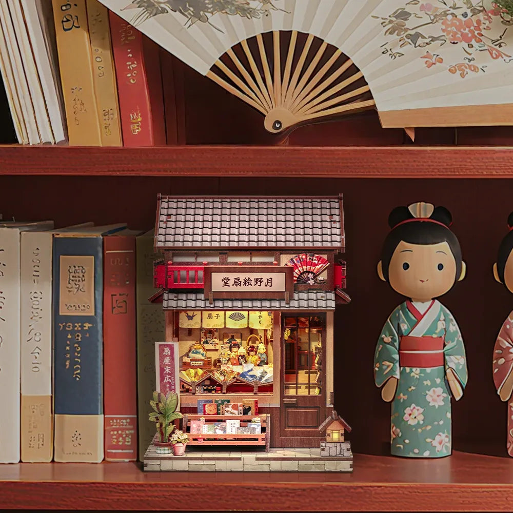 Book Nook Japan - Tsukino Eogi-dou, un kit créatif pour construire un diorama miniature. Parfait pour décorer une bibliothèque ou comme cadeau original pour un amoureux des livres. Par Nookette.