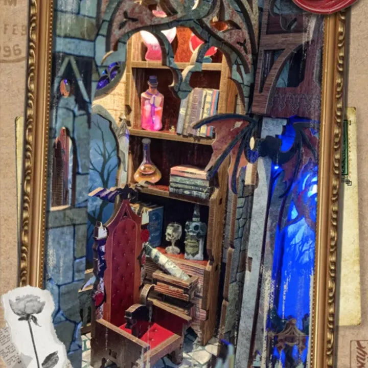 Book Nook - Twilight Castle, un kit créatif pour construire un diorama miniature. Parfait pour décorer une bibliothèque ou comme cadeau original pour un amoureux des livres. Par Nookette.
