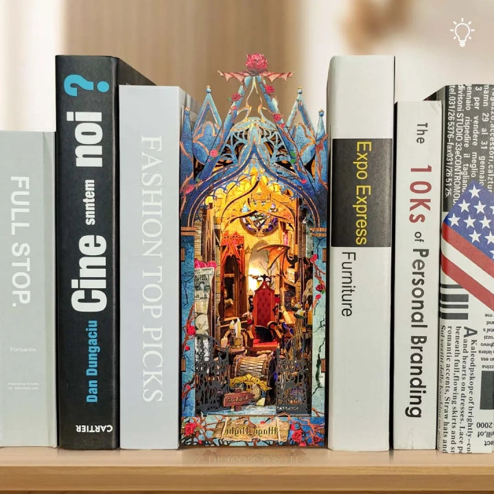 Book Nook - Twilight Castle, un kit créatif pour construire un diorama miniature. Parfait pour décorer une bibliothèque ou comme cadeau original pour un amoureux des livres. Par Nookette.