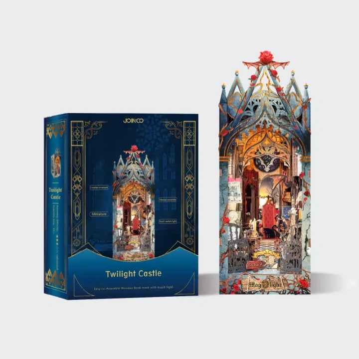 Book Nook - Twilight Castle, un kit créatif pour construire un diorama miniature. Parfait pour décorer une bibliothèque ou comme cadeau original pour un amoureux des livres. Par Nookette.