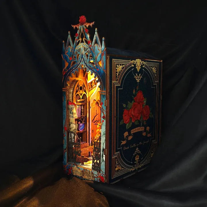Book Nook - Twilight Castle, un kit créatif pour construire un diorama miniature. Parfait pour décorer une bibliothèque ou comme cadeau original pour un amoureux des livres. Par Nookette.