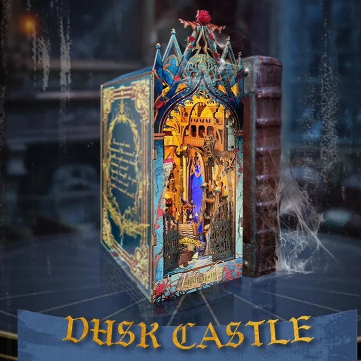 Book Nook - Twilight Castle, un kit créatif pour construire un diorama miniature. Parfait pour décorer une bibliothèque ou comme cadeau original pour un amoureux des livres. Par Nookette.