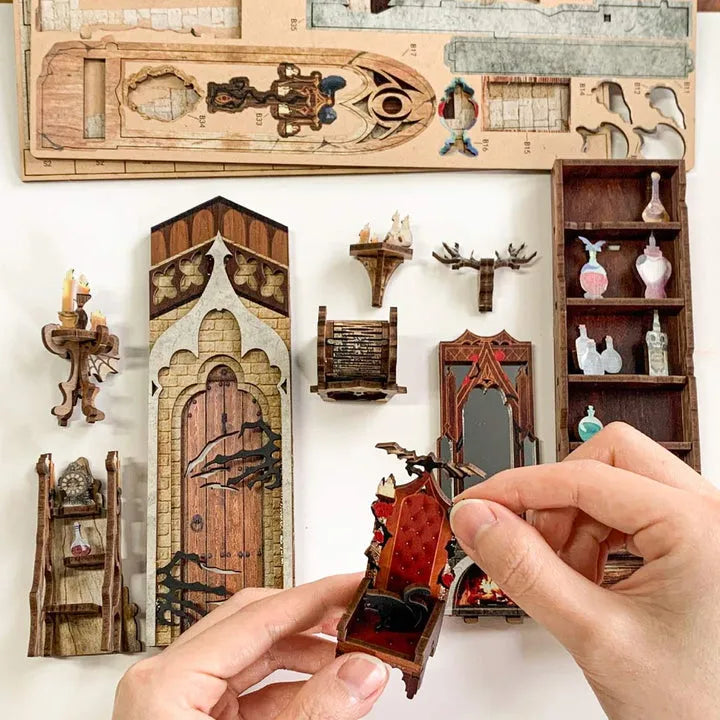 Book Nook - Twilight Castle, un kit créatif pour construire un diorama miniature. Parfait pour décorer une bibliothèque ou comme cadeau original pour un amoureux des livres. Par Nookette.