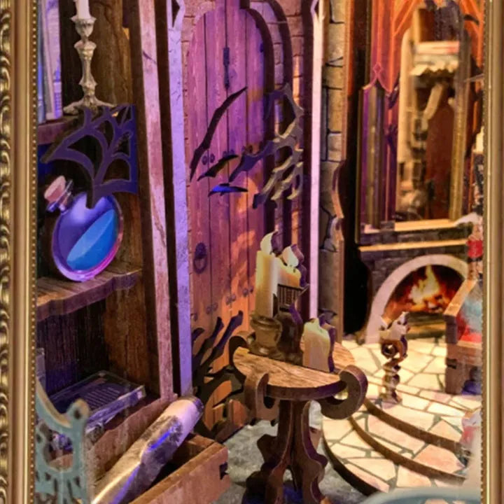 Book Nook - Twilight Castle, un kit créatif pour construire un diorama miniature. Parfait pour décorer une bibliothèque ou comme cadeau original pour un amoureux des livres. Par Nookette.