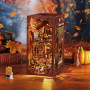 Book Nook - Twilight Cottage, un kit créatif pour construire un diorama miniature. Parfait pour décorer une bibliothèque ou comme cadeau original pour un amoureux des livres. Par Nookette.