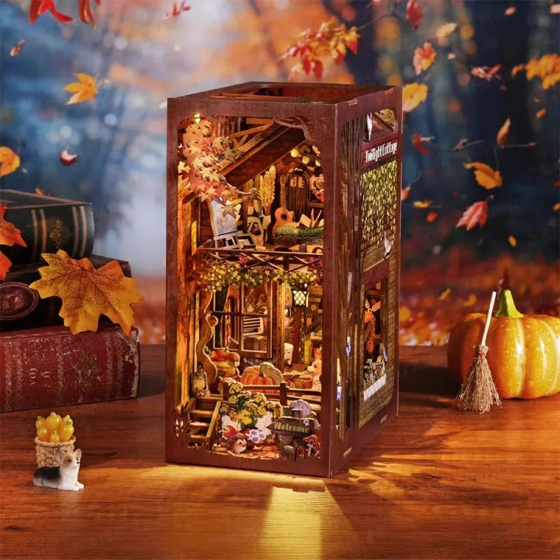 Book Nook - Twilight Cottage, un kit créatif pour construire un diorama miniature. Parfait pour décorer une bibliothèque ou comme cadeau original pour un amoureux des livres. Par Nookette.