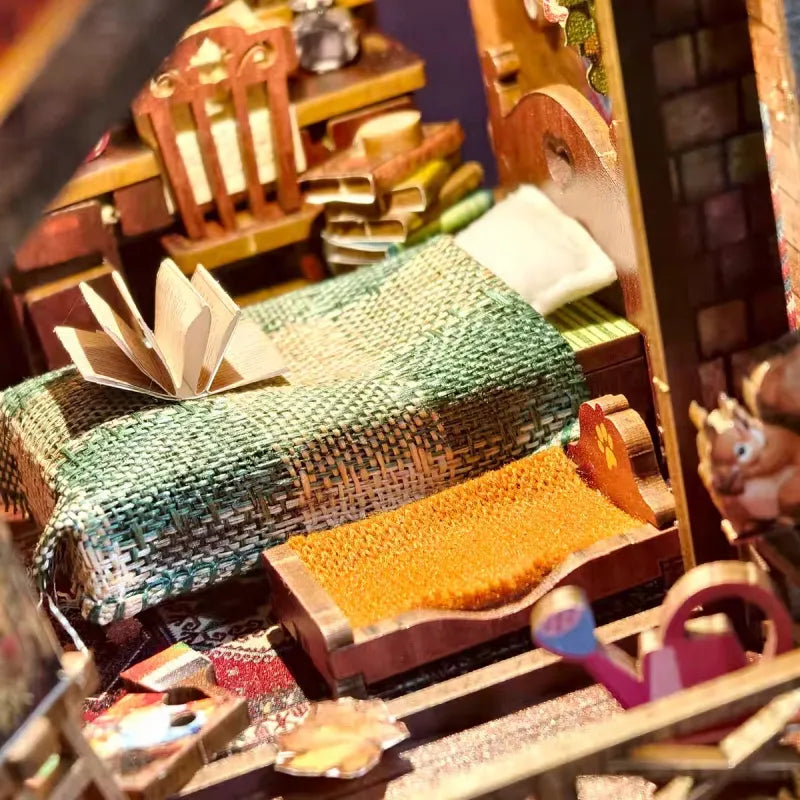 Book Nook - Twilight Cottage, un kit créatif pour construire un diorama miniature. Parfait pour décorer une bibliothèque ou comme cadeau original pour un amoureux des livres. Par Nookette.