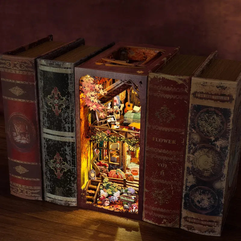 Book Nook - Twilight Cottage, un kit créatif pour construire un diorama miniature. Parfait pour décorer une bibliothèque ou comme cadeau original pour un amoureux des livres. Par Nookette.
