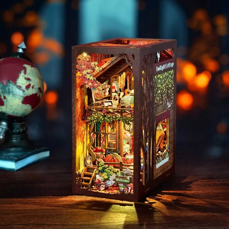 Book Nook - Twilight Cottage, un kit créatif pour construire un diorama miniature. Parfait pour décorer une bibliothèque ou comme cadeau original pour un amoureux des livres. Par Nookette.