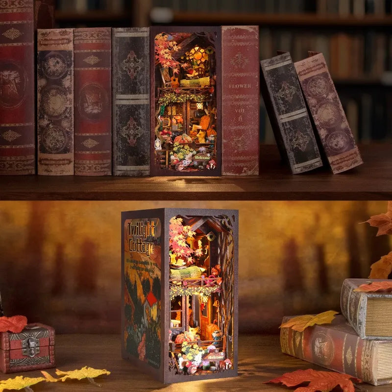 Book Nook - Twilight Cottage, un kit créatif pour construire un diorama miniature. Parfait pour décorer une bibliothèque ou comme cadeau original pour un amoureux des livres. Par Nookette.