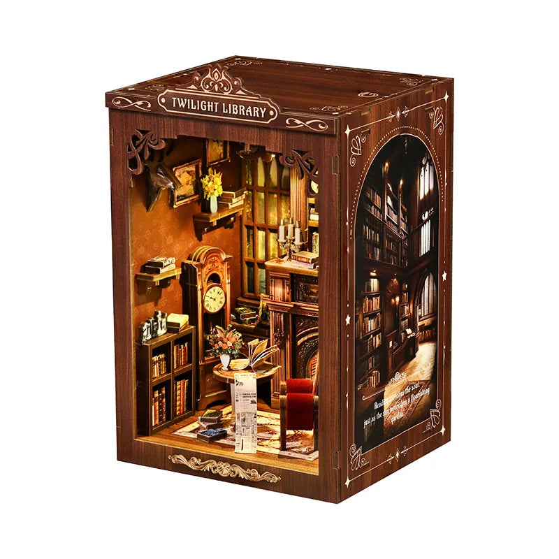 Book Nook - Twilight Library, un kit créatif pour construire un diorama miniature. Parfait pour décorer une bibliothèque ou comme cadeau original pour un amoureux des livres. Par Nookette.